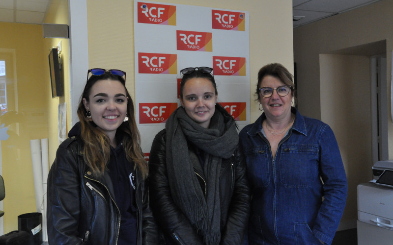 Muriel Dezier, présidente des Amis de Claire et deux étudiantes en Techniques de commercialisation à l’IUT d’Angoulême, Elodie Delbancut et Noelly Clairat