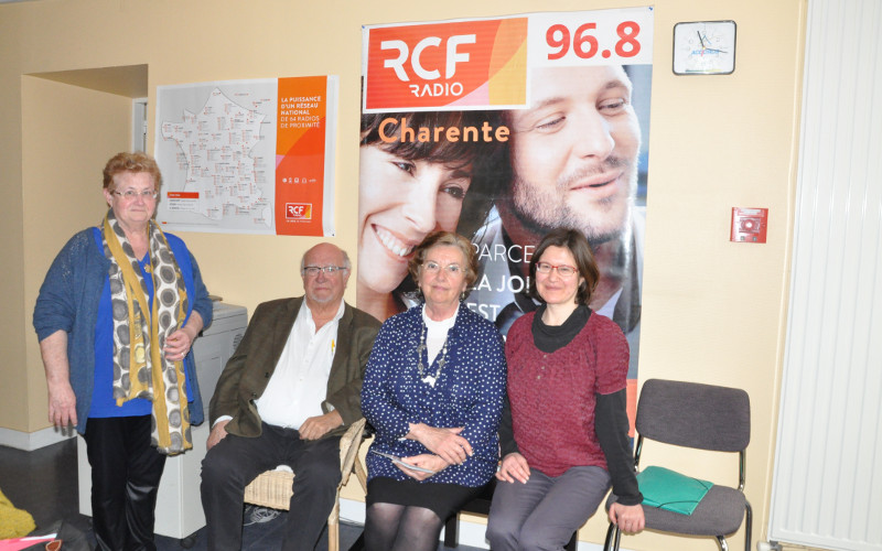 Valérie Waszak, animatrice des réseaux de solidarité pour la délégation des Charentes du Secours Catholique, Anne-Marie Moreau, bénévole au sein du service Accueil familial de vacances et Christian et Pierrette Menaud, "famille de vacances" depuis 10 ans